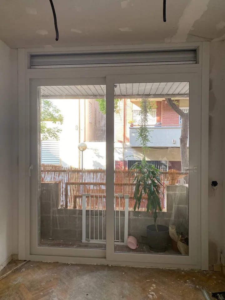 Corredera de PVC instalada en una salida a terraza