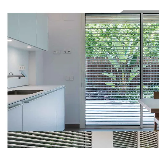 Cocina con persiana de lamas orientables